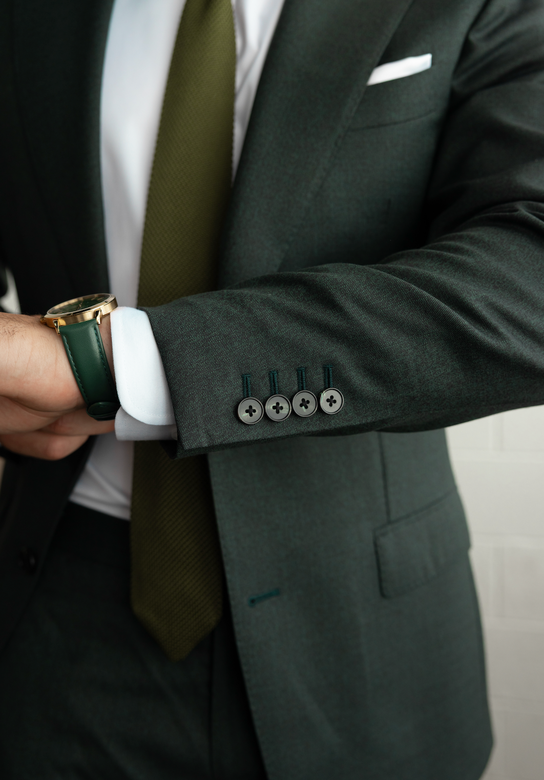 Made-to-Measure vs Off-the-Rack Suits — What’s Actually The Difference?